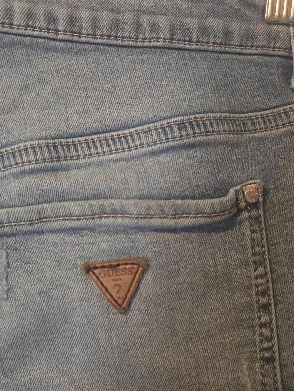 MINT CONDITION!! GUESS Distressed Denim Cut Off Shorts Size 30 Light Wash w/Logo
